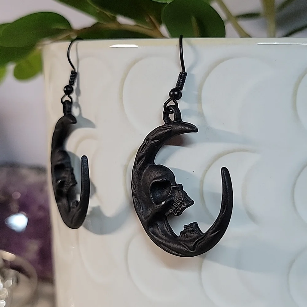 🔥LAST PAIR🔥 Screaming Skull Matte Black Crescent Drop Earrings - Picture 3 of 5